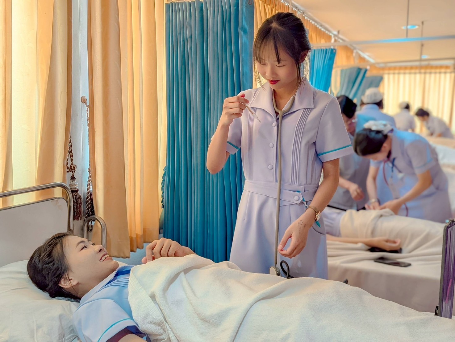 ชีวิตนักศึกษาผู้ช่วยพยาบาล: เรียนแบบเน้นปฏิบัติจริงในห้องสาธิต